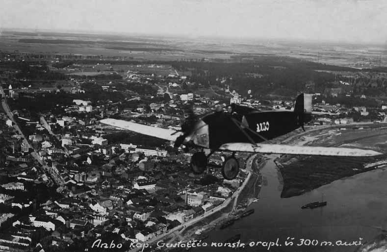 Verta pažymėti, jog pirmasis Gustaičio lėktuvas buvo statomas už paties konstruktoriaus lėšas kaip asmeninis lavinimosi lėktuvas. 1925 m. vasarą Kaune lėktuvas jau buvo išbandomas ore 3.