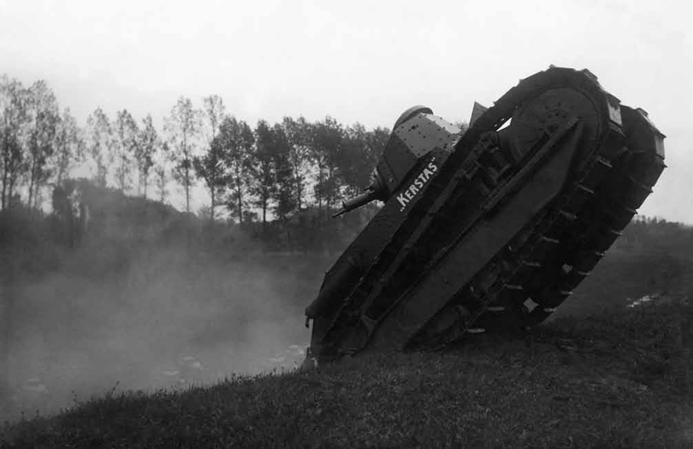 Lietuvos kariuomenės tankas Kerštas pratybose. XX a. 4 deš. PKM22457 F4997 si po vieną, su draugais ar visu būriu, fotostudijose ir atvirame ore.