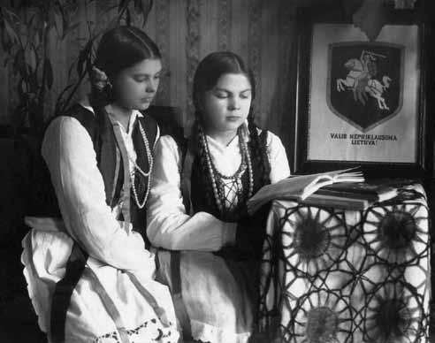tradicijas. Mėginta įamžinti visas svarbiausias šventes Vasario 16-osios minėjimus, mitingus, iškilmes įvairiomis progomis.