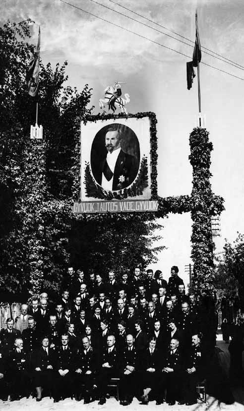 tvirtina užrašas kitoje nuotraukos pusėje: Julyt! Prisimink 1930-tuosius Vytauto Didžiojo metus ir mane su Liuce. Dr. Stasė. Mažeikiai, 1931 m. II. 15 d.