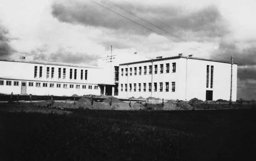 Telšių valstybinės vyskupo Motiejaus Valančiaus gimnazijos pastato statybos baigiamieji darbai. 1936 m. Fot. nežinomas. Žemaičių muziejus Alka, ŽAM GEK 37027/1 seminarija 10.