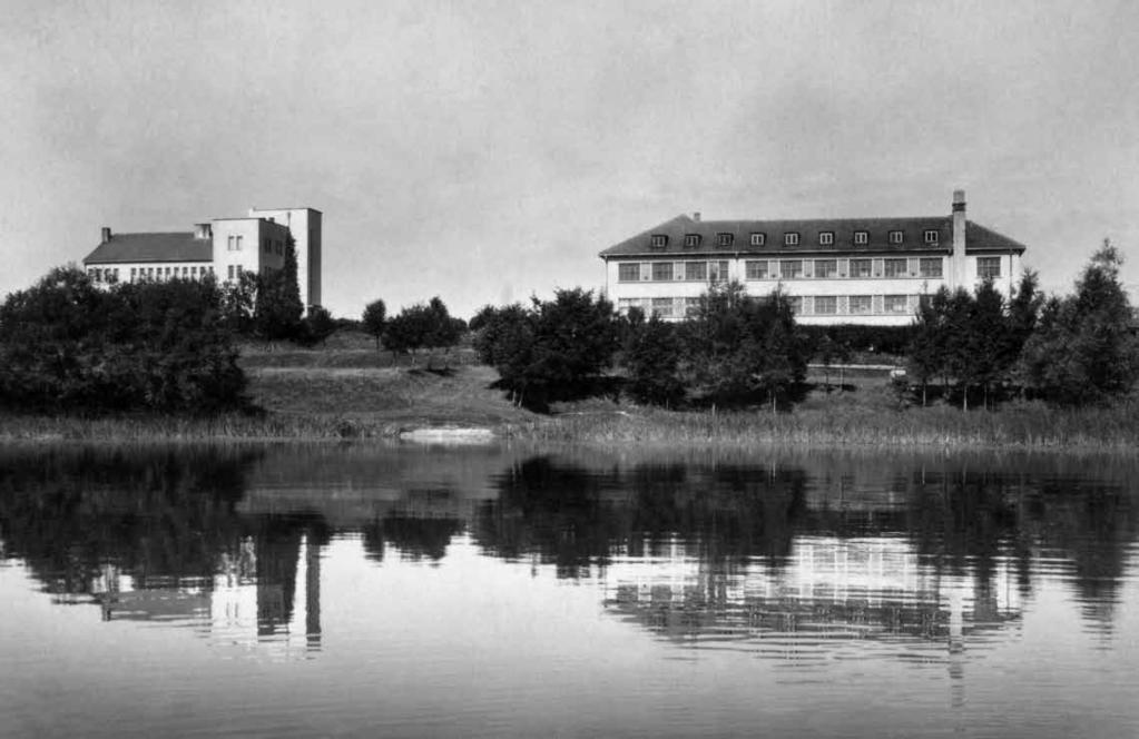 Žemaičių Alkos muziejus (kairėje) ir Telšių amatų mokykla. Fot. Algirdas Juozas Kubilius. Apie 1953.