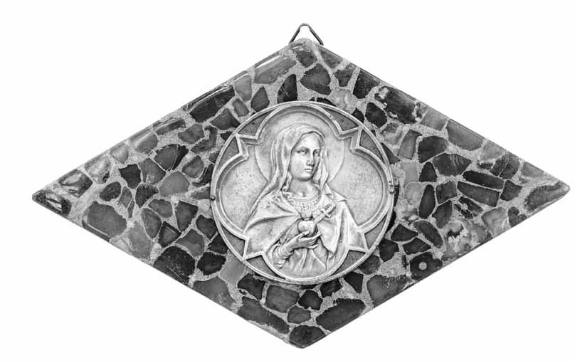 Religinės tematikos plaketė. LDM PGd-5017. Fot. Vaidotas Aukštaitis Pypkė ir futliaro dalis su užrašu. LDM PGd-4511. Fot. Vaidotas Aukštaitis (su autorės papildymu) Palangoje kas keli metai kūrėsi didesnės ir mažesnės gintaro apdirbimo įmonės.