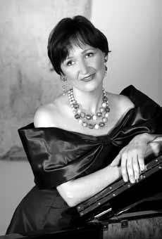 Šventės SVEČIAI 28 29 AUŠRA CICĖNAITĖ (sopranas) 1988 m. baigė LMTA (prof. V. Prudnikovo solinio dainavimo kl.). Nuo 1990 m.