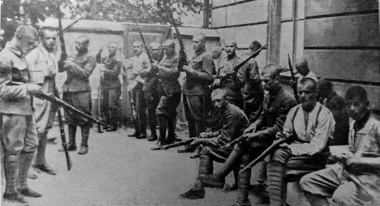 Ketvirtosios laidos kariūnai valo šautuvus, 1921 m. Kpt. Franko nuotr. tartum šautuvų miške. Nuėjau tik iki vartų, jau rankos nejaučiau, o kiek gatve paėjęs, jau nejaučiau galvos ant pečių.