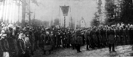 PRAEITIS ATEIČIAI Ketvirtoji Karo mokyklos laida Palangoje ant Birutės kalno. 1921 m. kovo 31 diena. pakišti, o budėtojui teko žiūrėti lygybės.