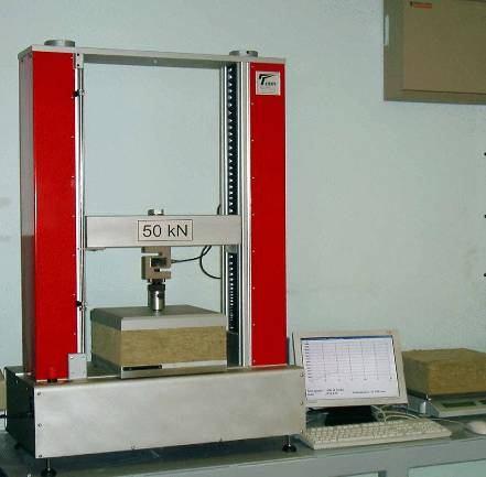 2. TYRIMŲ MEDODIKA IR MEDŽIAGOS 41 2.1 pav. Gniuždymo bandymų metu naudotas presas UTC 50 kn Fig. 2.1. UTC 50 kn compression testing machine used in test Bandymų metu buvo nustatomas gniuždymo įtempis arba stipris gniuždant.