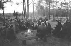 Sveèiuose pas Punsko dzûkus èiai, verbos, ðiaudiniai sodai (pajonkai), juostos ir popierinës karpytos uþuolaidëlës. Darbai dar buvo vertinami ir pagal autoriø amþiø vaikø, jaunimo ir suaugusiøjø.