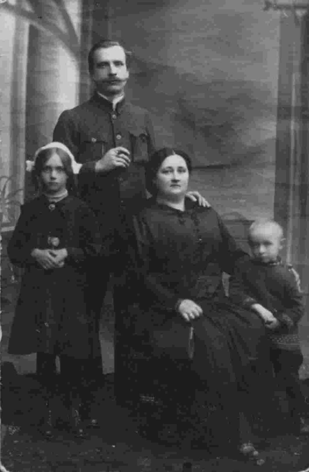 10 LEONAS PELECKIS-KAKTAVIÈIUS Julijonas ir Konstancija Greimai su vaikais Graþina ir Algirdu Julium. 1921 (1922?) m. - Su naujuoju auklëtoju susipaþinome po keliø dienø.