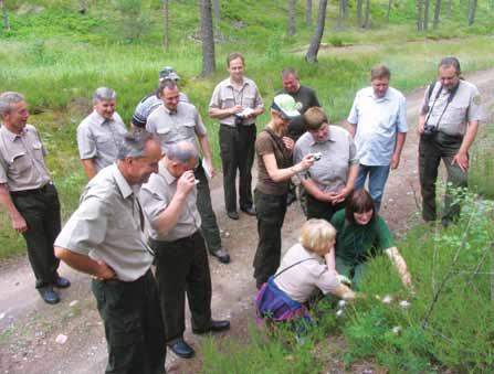 Miškininkams rūpi Karšuvos girios biologinė įvairovė ANDRIAUS ČEPONIO nuotraukos Jurbarko miškų urėdijos archyvo nuotraukos seminaro dalyviai kertinėje miško buveinėje Suradus retą augalą Danutė