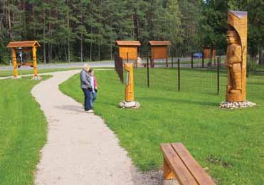 Renginio dalyviai Kerpama atidarytuvių juostelė Pristatytas rekreacinis objektas Trakų krašto miškų parkas Profesinę dieną Trakų miškų urėdijoje miškininkai paminėjo gražiu ir prasmingu renginiu