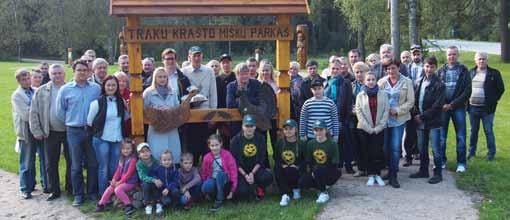 Jo atidaryme dalyvavo miškų urėdijos miškininkai su šeimomis, atvyko pasveikinti aplinkos ministras Kęstutis Navickas, Trakų rajono savivaldybės merė Edita Rudelienė, savivaldybės administracijos