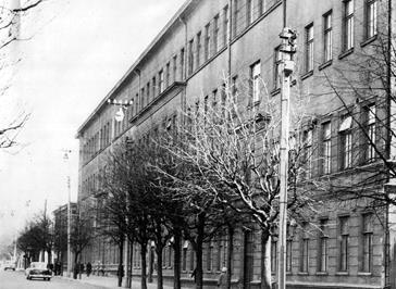 prasidėjo Akademijos miestelio statyba Noreikiškių ir Ringaudų kaimų žemėse šalia Kauno. Aukštoji mokykla į jį persikėlė 1964-1965 m.