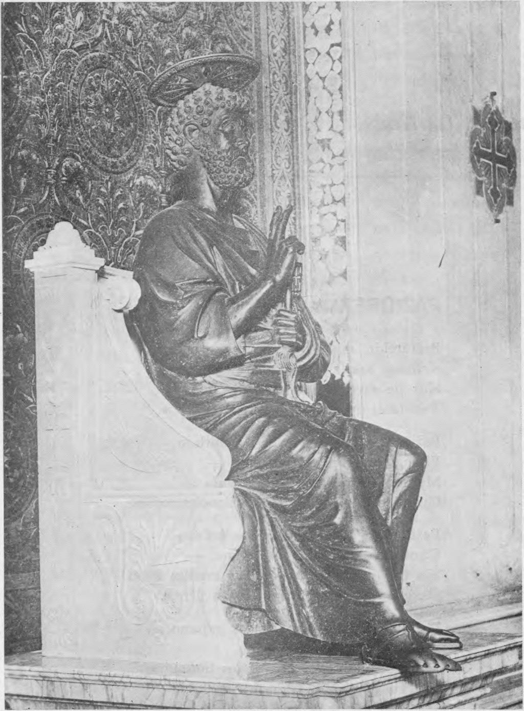 182 Šv. Petro, sėdinčio soste, bronzinė statula Šv. Petro bazilikoje Romoje.