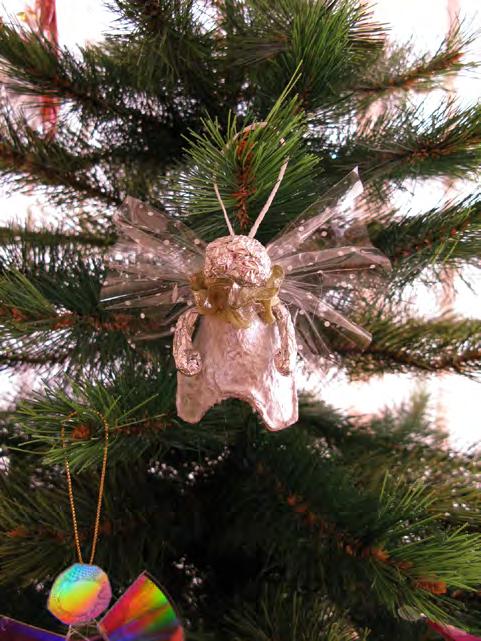 Kalėdų Angeliukas - popierinis kiaušinių dėklas - sidabro spalvos dažai - sidabro spalvos folija - skaidri dovanų plėvelė - dekoratyvinė juostelė - žirklės, teptukas, karšti klijai. 1.
