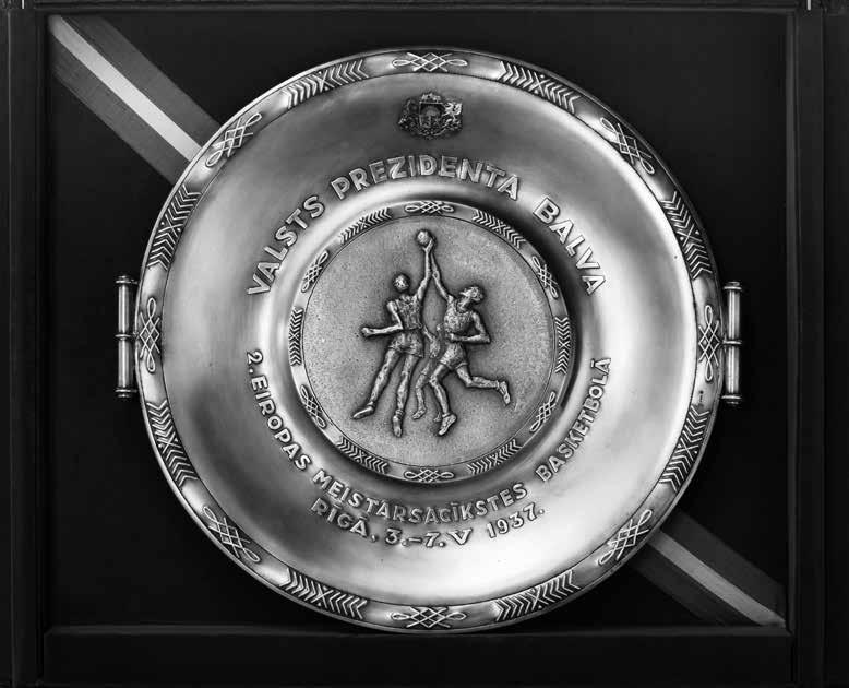 Dekoratyvinė lėkštė. Latvijos prezidento Karlio Ulmanio dovana II Europos krepšinio pirmenybių Rygoje nugalėtojai Lietuvos krepšinio komandai 1937 m. gegužės 3 7 d. Ryga, 1937.