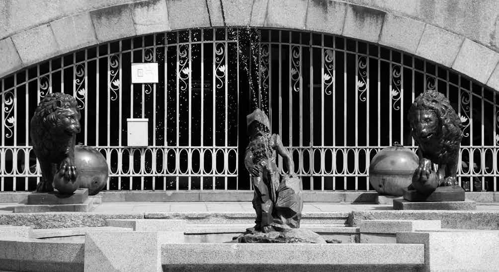 buvo nusavintos, Astravo dvare įkurtas vilnų verpimo fabrikas. Iš Paryžiaus į Lietuvą 1938 m. atvykusio J. J. Tiškevičiaus valia liūtai tapo vienu iš Karo muziejaus simbolių.