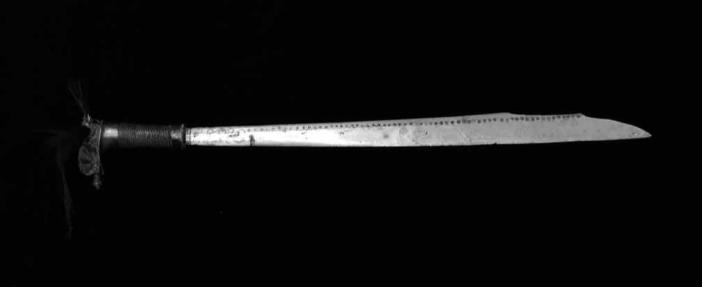 Mandau dajakų kalavijas. Borneo, XIX a. jo tipo skeliamuoju gaiduku, pagamintas Vokietijoje XVIII a., antrasis su kapsuline spyna, papuoštas sidabriniais ornamentais, pagamintas XIX a. Turkijoje.