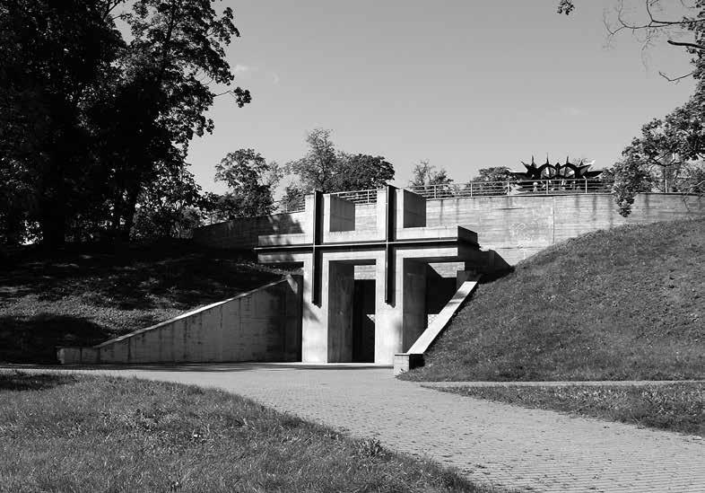 2 pav. Koplyčiakolumbariumas. 2004 m. joje palaidoti 1944 1947 m. Vilniaus NKGB (MGB) vidaus kalėjime nužudytų ir Tuskulėnų dvaro teritorijoje užkastų asmenų palaikai Tyzenhauzai.