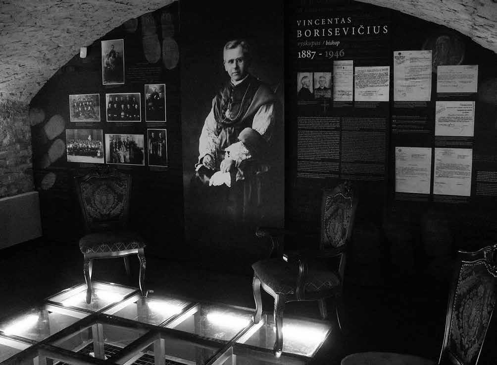 7 pav. Trečioji ekspozicijos salė Vyskupas Vincentas Borisevičius 8 pav. Ketvirtoji ekspozicijos salė Mirties nuosprendžių vykdymas 1944 1947 m. saugumo sukurptos jo baudžiamosios bylos dokumentai.