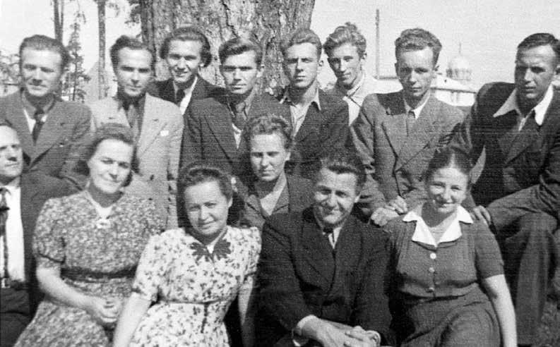 Juozas Petrulis (sėdi pirmoje eilėje centre) su muziejininkų kursų lankytojais Vilniuje. Apie 1948 m. 80 metų senutė, turėjo palikti savo vietą ir vėl atsidūrė Šiauliuose. J.