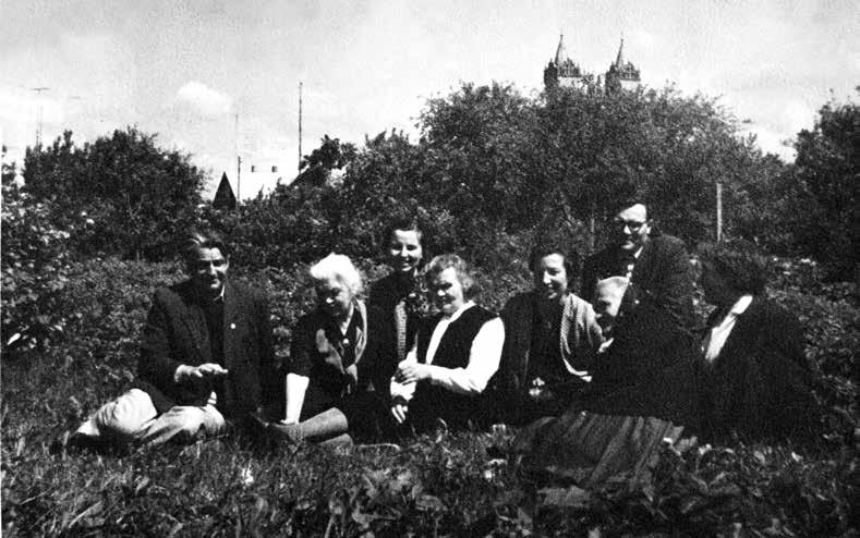 Kraštotyrininkai Kupiškyje. Iš kairės: Juozas Petrulis, Mikalina Glemžaitė, Elvyra Glemžaitė- Dulaitienė. Apie 1956 m. Po kelerių metų J. Petrulis vėl apsilankė Kupiškio krašte. 1955 m. rašė: <.