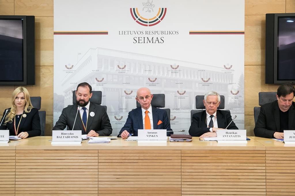 LR Seimo ir PLB komisijos spaudos konferencija. LR Seimo kanceliarijos nuotr. Manytina, kad šį tikslą turint ilgalaikėje perspektyvoje viską išspręsti įmanoma.