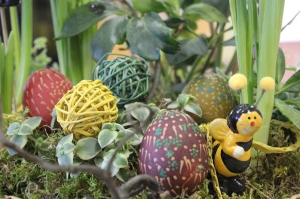 Velykos, kaip ir kitos krikščioniškos šventės, yra perėmę pagoniškų elementų, pvz., Velykų kiaušiniai, Velykų zuikiai, Velykų bobutė, Vėlykė.