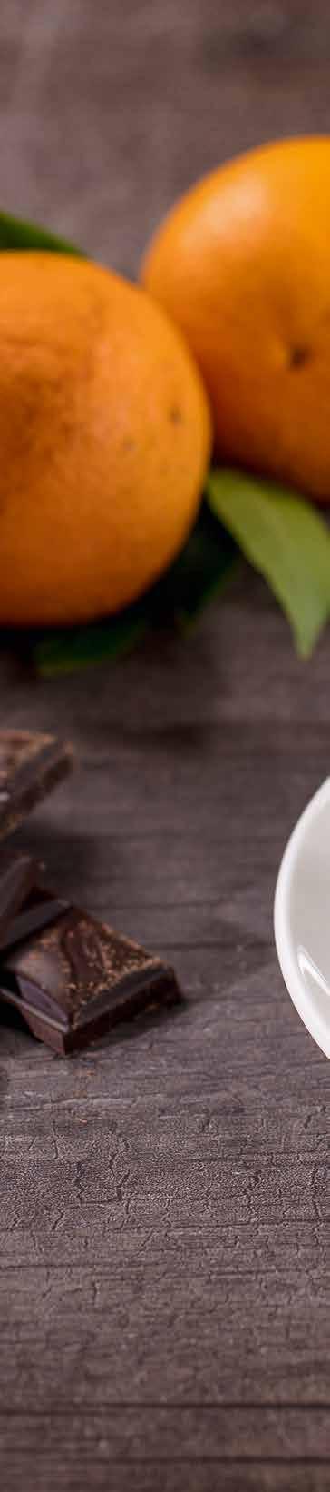 KARŠTAS ŠOKOLADAS SU APELSINŲ ŽIEVELĖMIS SUDĖTINĖS DALYS 10 porcijų PARUOŠIMAS Šokoladas: CARTE D OR Šokolado putėsiai RAMA Cremefine Profi 31 % Apelsino žievelė Kartusis šokoladas 1,000 l 0,600 l 1