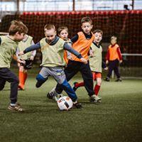 sudaryti vaikams sąlygas sportuoti šalia namų arba mokykloje, kurią lanko, akcentuoti žaidimo džiaugsmą,