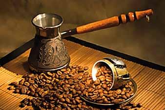 Ceremonijos metu kavą ruošite pagal autentiškas tradicijas: užkursite gyvąją ugnį, ant jos skrudinsite šviežias kavos pupeles, kurias vėliau patys sumalsite akmeninėje piestoje, toliau ruošite kavą