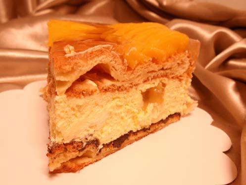 Tortas Tiramisu su persikų džemu Itin lengvas tortas gaminamas iš šviesaus biskvito ir purios grietinėlės kremo su delikatesiniu Maskarponės sūriu, gaiviu persikų džemų ir vaisių gabaliukais.