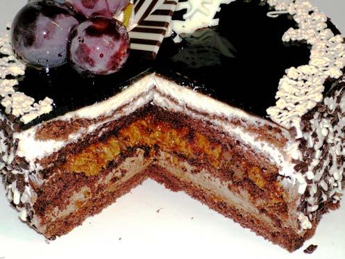 Tortas Šokoladinė svajonė Pats skaniausias mūsų tortas, gaminamas iš šokoladinių biskvitų, purių grietinėlės ir šokoladinio kremų.