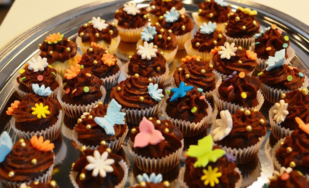 Nuo seno pyragai meduoliai tortai šakočiai saldainiai ir kiti saldumynai puošia mūsų stalą.