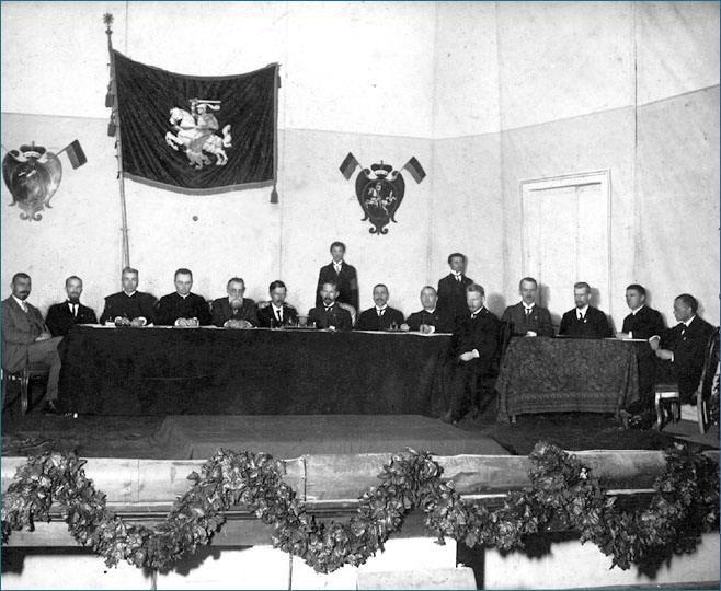 1 klausimas 1918 m. vasario 16 d. buvo pasiraš tas Lietuvos Nepriklauso ės aktas, kuriuo deklaruotas valstybingumo atkūri as.
