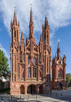1 klausimas Šv. O os až čia ra vie as gražiausių ir garsiausių Vilniaus stati ių vėl vosios gotikos šedevras. Baž čia pastat ta apie 1495 1501 m., o po 1564 m. gaisro atstatyta.