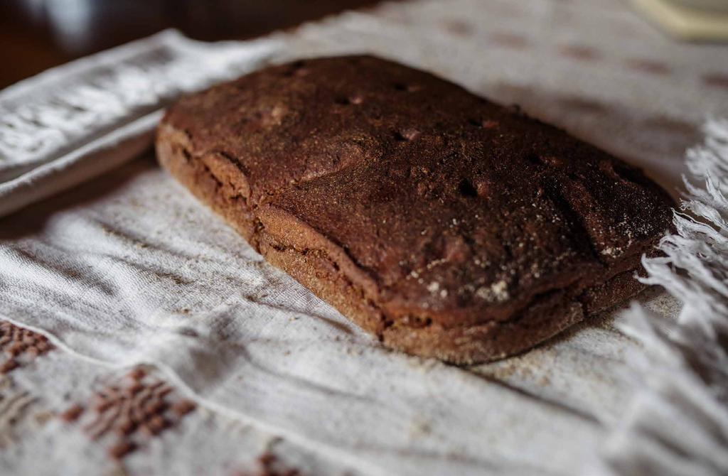 DUONA Duona vienas seniausių ir pagrindinių žmonių maisto gaminių, pradėtų vartoti tada, kai buvo atrastos grūdinės kultūros.