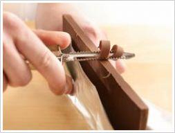 Produktai Kaip šokoladą panaudoti kepinių dekoravimui? Palaikykite šokoladą kambario temperatūroje.