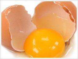 Produktai Kaip greičiau sušildyti kiaušinius? Kambario temperatūros kiaušinius lengviau įmaišyti į tešlą, o kepinys išeina puresnis ir minkštesnis.