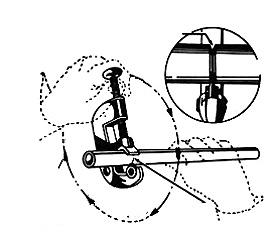 b) Vamzdelis įstatomas į pjoviklį. Pjovimo žymė sulyginama su pjovimo ratuku ir sukant rankenėlę ratukas lengvai prispaudžiamas prie vamzdelio; c) Įrankis apsukamas aplink vamzdelį.
