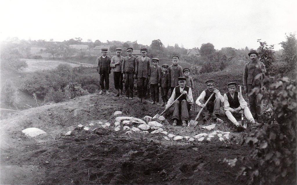 1912 m. archeologiniai tyrinėjimai Veliuonos piliakalnyje L.