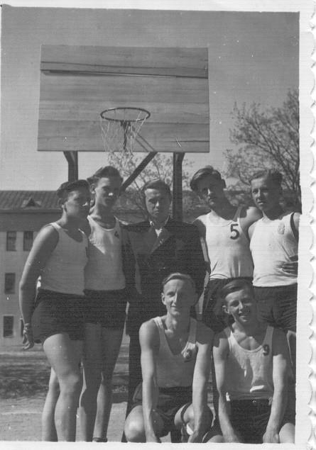 Geriausiai sekėsi mūsų krepšininkams. 1952-1953m.