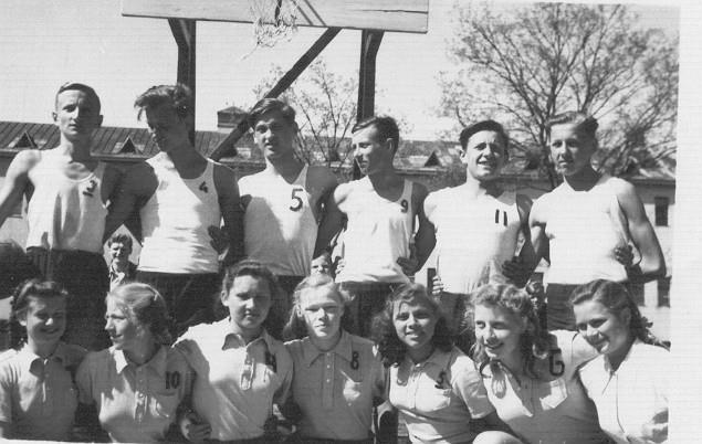 Mes 1952m. Vilniaus srities moksleivių spartakiados krepšinio čempionai. Treneris V. Judickas.
