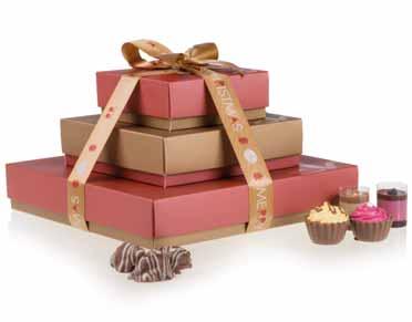 praline saldainiai su kalėdiniais įdarais, supakuoti į elegantišką kalėdiniais motyvais puoštą dėžutę.