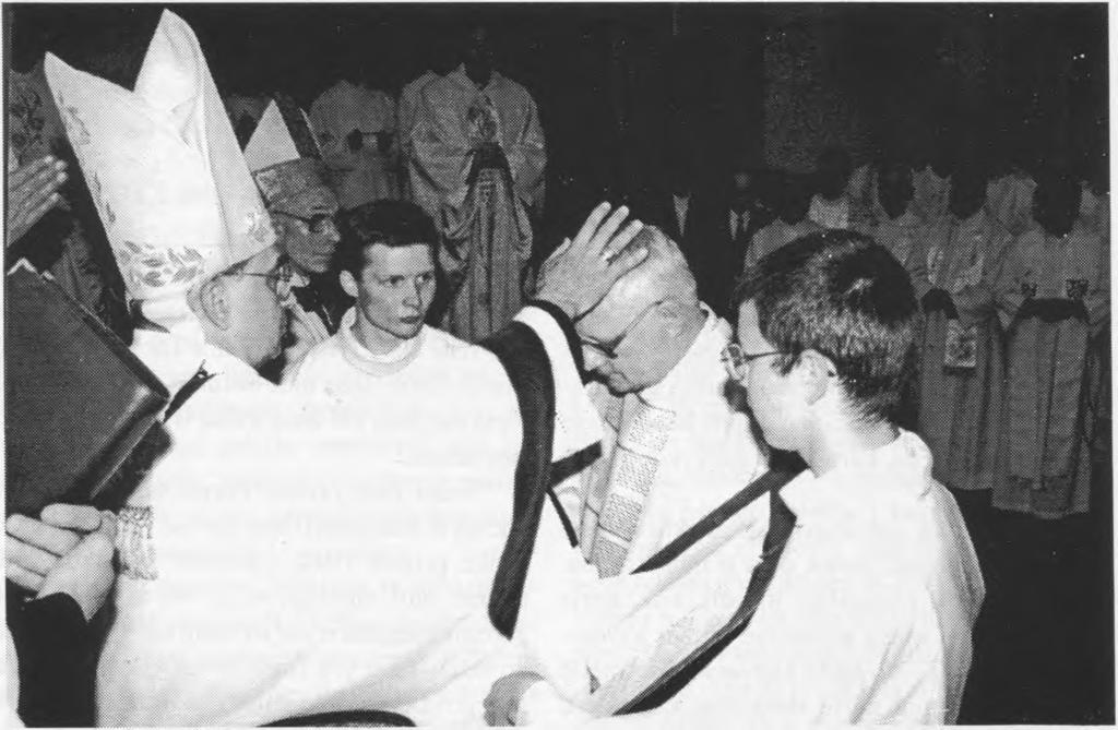 Arkiv. Audrys J. Bačkis, asistuojamas vysk. Juozo Tunaičio, konsekruoja vyskupą Joną Borutą SJ. Rankų uždėjimas ant galvos - pagrindinė konsekracijos apeiga.
