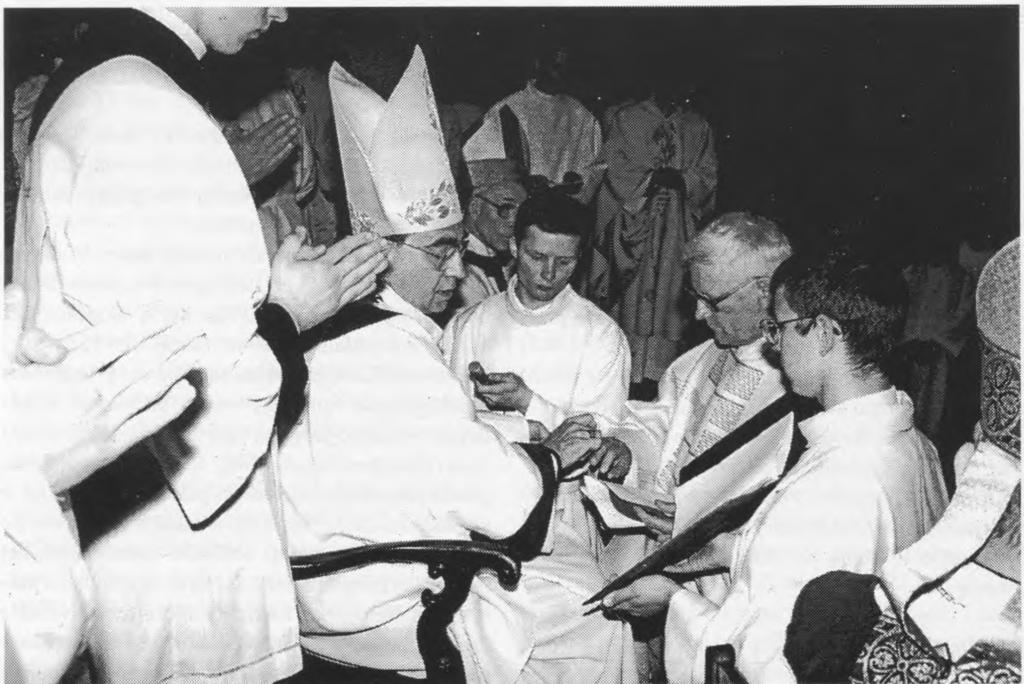 Naujam vyskupui užmaunamas žiedas - santuokos su Bažnyčia simbolis, gimtąja kalba. Taip ir ėjo gimtoji kalba iš lūpų į lūpas, taip ji ir mūsų laikus pasiekė. Padėtis šiek tiek pagerėjo po 1953 m.