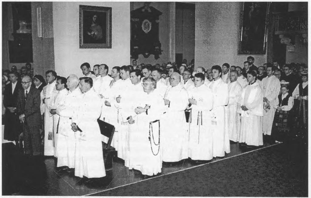 Vysk. Jono Borutos konsekracijos dalyviai - dvasininkai ir pasauliečiai.