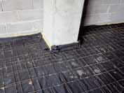 Netinkamai įrengta vamzdynų ir viršutinio judriųjų grindų sluoksnio susikirtimo vieta. Nuotekų vamzdynas kietai sujungtas su išlyginamuoju grindų sluoksniu.