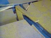 Viršutinė grindų danga ar techninės įrangos elementai, esantys ant judriųjų grindų ar jų konstrukcijoje, tvirtinimo elementais sujungti su perdenginio plokšte.