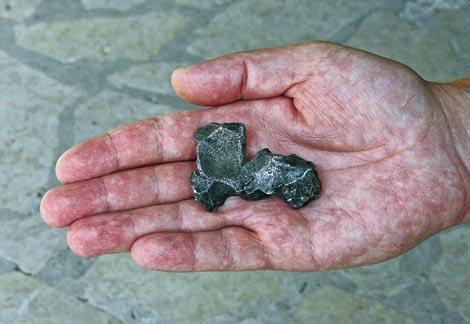 Manoma, kad jų amžius mažiausiai 4 tūkstantmečiai ir kad visi jie atsirado tada, kai iš geležies ir nikelio sudarytas oktahedritinis Kaali meteoritas atmosferoje degdamas suskilo ir smulkių meteoritų